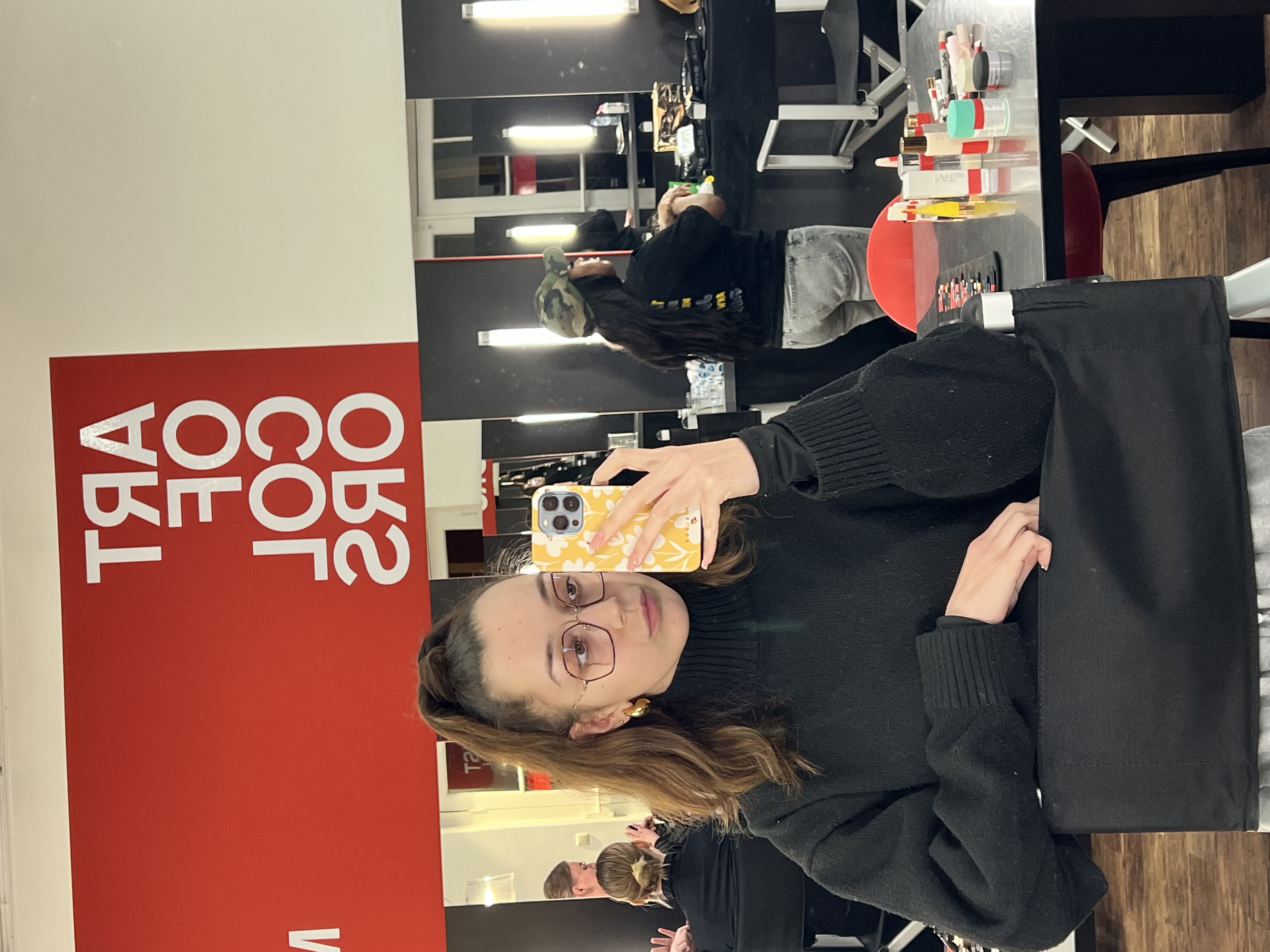 Selfie van Sanae met op de achtergrond het logo van Art Of Colors